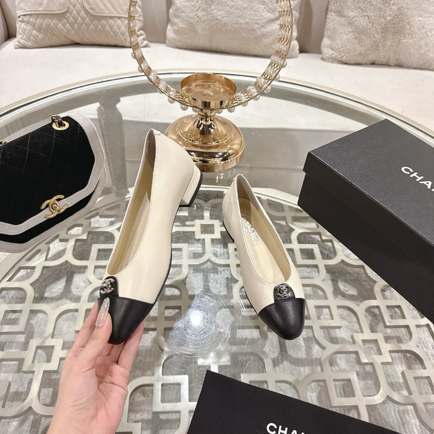 👟👟Ex-factory price 560👟👟Chanel 2025SS Spring and Summer New Double C Button Mary Jane🆕 Xiaoxiang𝐂Jia's beautiful Mary Jane shoes are so sweet that they are so beautiful that they are so beautiful. The round square toe design is cute and cute ~ metal/button logo. The appearance is super online. When you wear it, you will feel like a wealthy daughter. I thought it looks good. Only when I put it on my feet do I know how easy it is to wear ~ Upper: Customized lambskin Lining: Sheepskin Outsole: Genuine leather outsole imported from Italy Size: 35-42 (40.41.42 customization is non-refundable) Packaging: The latest gift box packaging at the counter